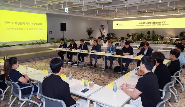 권대영 금융위원회 부위원장이 24일 오전 경기도 성남시 카카오뱅크 판교오피스에서 개최한 AI·데이터 활용 소상공인 신용평가 개선을 위한 현장 간담회에서 정책 수요자인 소상공인, 핀테크, 금융권 및 관련 전문가들과 함께 소상공인 신용평가의 근본적인 개선을 위한 ‘My Business Data (개인사업자 마이데이터)’  및  ‘소상공인 전용 신용평가시스템(SCB)’ 도입 방향 등을 소개하고, 다양한 방안을 논의했다. [금융위원회 제공]