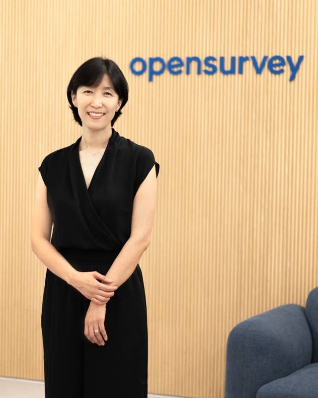 황희영 오픈서베이 대표가 22일 서울 강남구 본사에서 회사 사인보드를 배경으로 포즈를 취하고 있다. 오픈서베이 제공