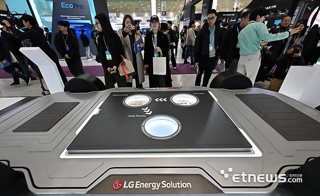지난 3월 서울 강남구 코엑스에서 열린 국내 최대 배터리 전시회 인터배터리2025에서 참관객이 LG에너지솔루션의 46시리즈 차세대 원통형 배터리가 적용된 전기차 하부 모형을 살펴보고 있다.  이동근기자 foto@etnews.com
