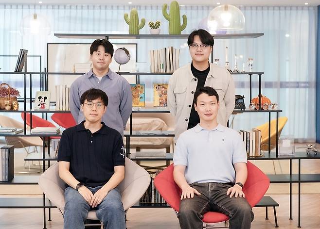 앞줄 왼쪽부터 반시계방향으로 주경돈 교수, 조경수·순동현·강창우 연구원 / UNIST