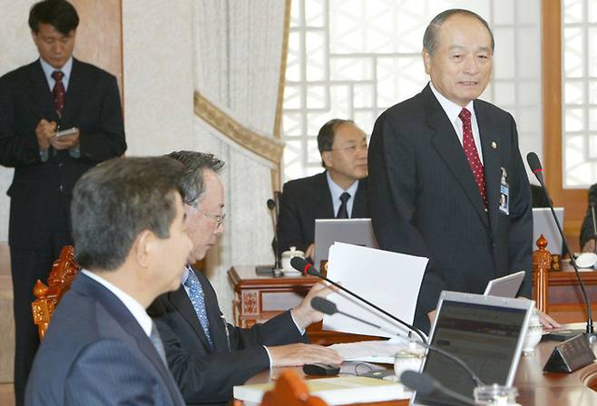 2024년 10월 19일 노무현 대통령 주재로 19일 오전 열린 청와대 국무회의에서 전날 부총리 임명장을 수여한 오명 과기부총리가 인사말을 하고 있다. 연합뉴스