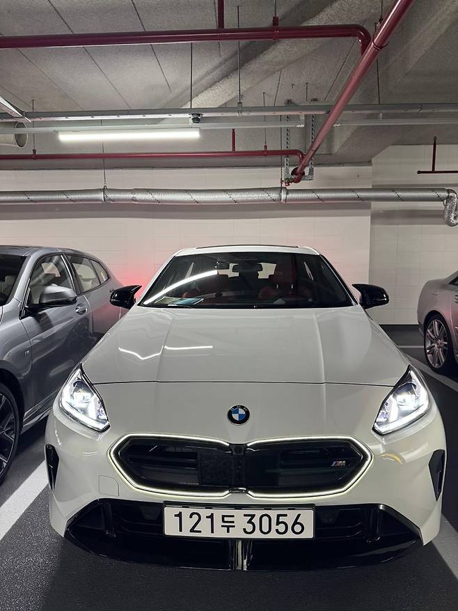 BMW 뉴 M 135 xDrive 모델에 '아이코닉 글로우'가 켜져 있는 모습. 정원일 기자