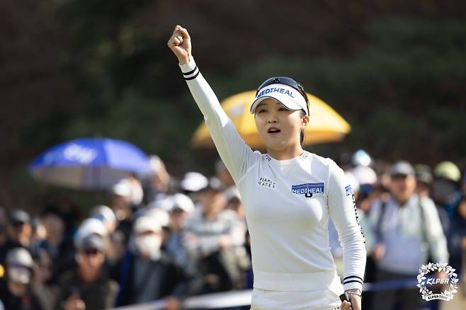 이예원이 6일 부산 동래베네스트CC에서 열린 '두산건설 We've 챔피언십' FR에서 우승을 확정 짓고 팔을 들어올리고 있다.KLPGA 제공
