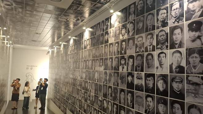 제주 4·3 평화공원에 남겨진 희생자들의 얼굴 사진=유선준 기자