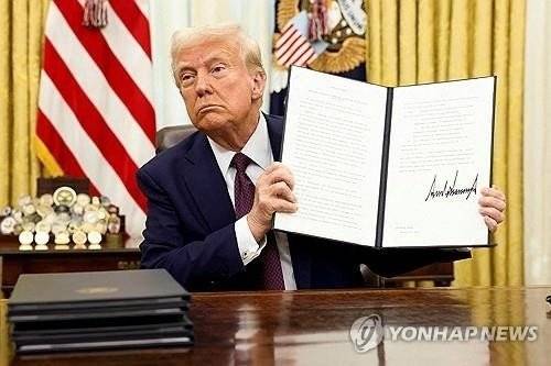 AI 관련 행정명령서를 보여 주는 트럼프 대통령./ 사진=연합뉴스