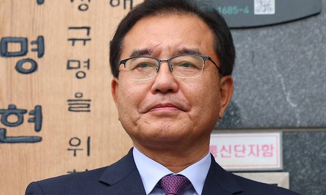 이명현 순직해병 특별검사가 지난 2일 서울 서초구 서초한샘빌딩에 마련된 특검 사무실에서 진행된 현판식을 마친 후 현판 앞에 서 있다. 연합뉴스