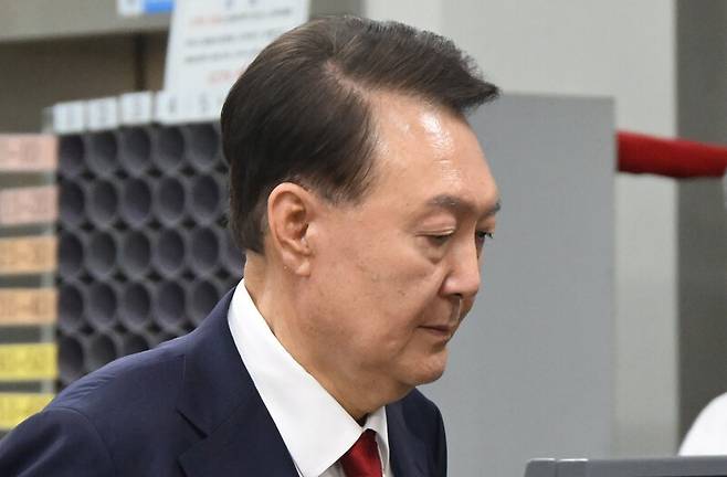 비상계엄 사태 관련 내란 혐의를 받는 윤석열 전 대통령이 9일 서울 서초구 서울중앙지방법원에서 구속 전 피의자 심문(영장실질심사)을 마치고 법원을 나서고 있다. 사진공동취재단