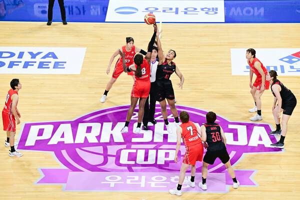지난해 한국서 열린 박신자컵에서 한국과 일본의 프로팀이 겨루는 모습. 한국여자농구연맹 제공