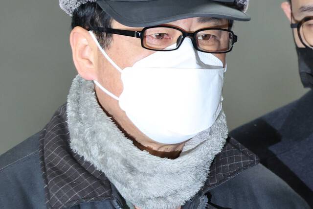 노상원 전 정보사령관이 2024년 12월 24일 서울 은평구 서울서부경찰서에서 서울중앙지검으로 송치되고 있다. 김영원 기자 forever@hani.co.kr