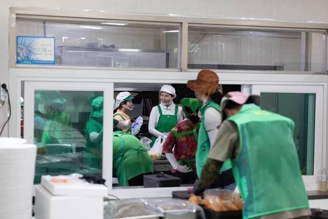 김혜경 여사(가운데)가 24일 경기 가평군 수해 현장을 찾아 백둔리 마을회관에서 봉사활동을 하고 있다. 대통령실 제공