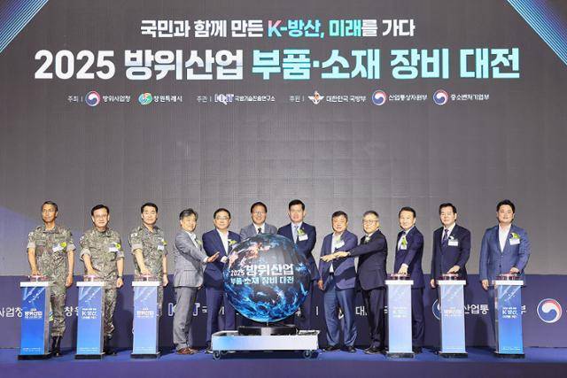 장금용(왼쪽 여섯 번째) 창원특례시장 권한대행이 지난 9일 창원컨벤션센터에서 열린 2025 방위산업 부품·소재 장비 대전 개막식에서 주요 참석자들과 함께 개막 세러머니를 하고 있다. 창원특례시 제공