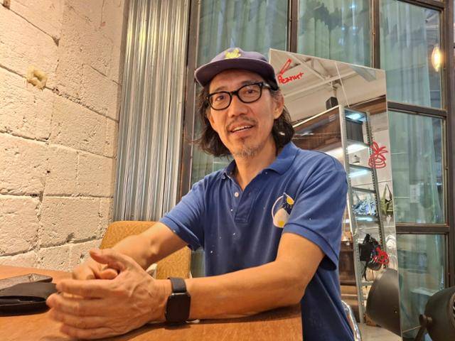 조윤석 십년후연구소장이 지난 8일 서울 영등포구 문래동의 한 카페에서 한국일보와 쿨 루프에 대해 인터뷰하고 있다. 홍인택 기자