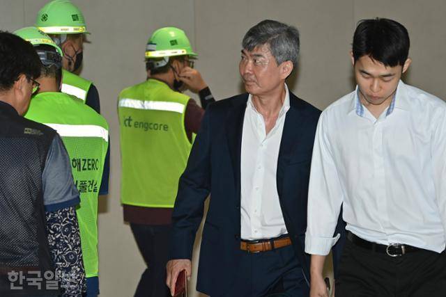 이종호(중간) 전 블랙펄인베스트먼트 대표가 21일 서울 종로구 KT 광화문빌딩 웨스트에 마련된 김건희 특검팀 사무실에 출석하고 있다. 홍인기 기자