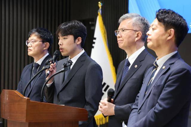 박주민 국회 보건복지위원장(왼쪽부터), 이선우 대한의과대학·의학전문대학원학생협회 비상대책위원장, 김택우 대한의사협회장, 김영호 국회 교육위원장이 지난 12일 서울 용산구 대한의사협회에서 의과대학 교육 정상화를 위한 공동 성명서를 발표하고 있다. 뉴스1