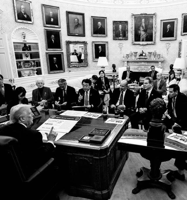 도널드 트럼프 미국 대통령이 22일 워싱턴 백악관 대통령 집무실에서 일본 무역 협상 대표단 및 백악관 수석 보좌관들과 무역 협정에 대해 논의하고 있다. 댄 스카비노 백악관 부비서실장이 자신의 X에 올린 사진으로, 트럼프 대통령 앞 책상에는 숫자 400(4,000억 달러)을 500(5,000억 달러)으로 직접 고친 패널이 놓여 있다. X 캡처