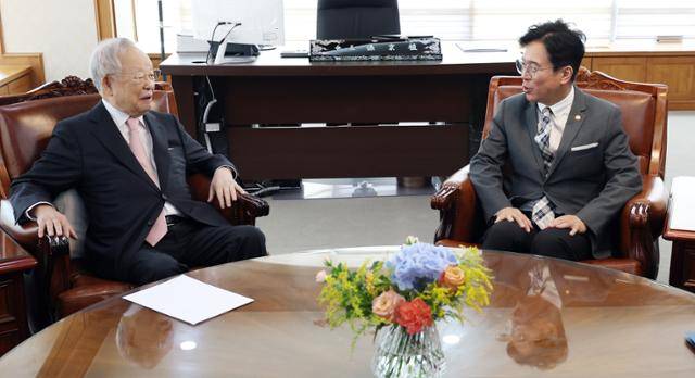 김영훈(오른쪽) 고용노동부 장관이 24일 서울 마포구 한국경영자총협회를 방문해 손경식 경총 회장과 대화를 나누고 있다. 민주노총 위원장 출신의 김 장관은 이날 취임 후 첫 대외 일정을 중기중앙회, 경총, 대한상의 등 경영계 단체들과의 연쇄 간담회로 시작했다. 뉴스1