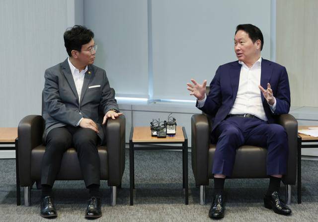 김영훈(왼쪽) 고용노동부 장관과 최태원 대한상공회의소 회장이 24일 서울 중구 대한상의에서 만나 대화하고 있다. 남동균 인턴기자