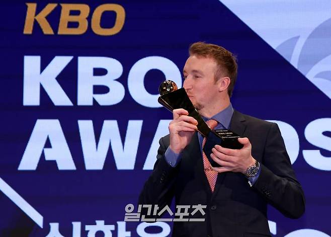 2023 KBO 시상식이 27일 오후 서울 중구 소공동 웨스틴조선호텔에서 열렸다. MVP로 선정된 NC 페디가 시상식 후 트로피를 들고 포즈를 취하고 있다. MVP와 신인상 수상자는 정규시즌 종료 후 한국야구기자회 소속 언론사 기자 및 각 지역 언론 담당 기자들의 사전 온라인 투표로 정해졌다. 김민규 기자&nbsp; /2023.11.27/