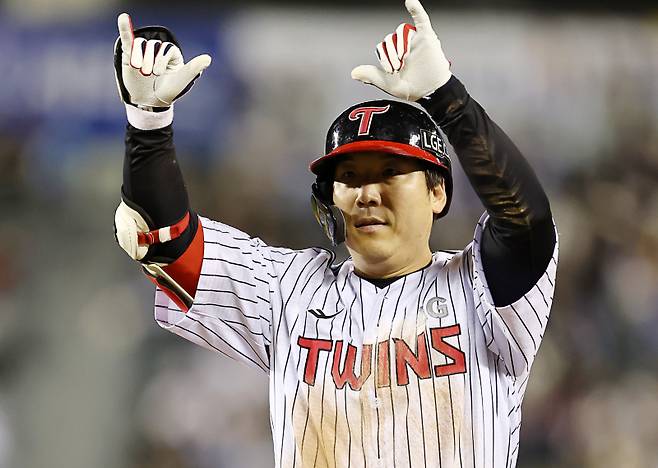 <yonhap photo-5239="">(서울=연합뉴스) 윤동진 기자 = 16일 잠실야구장에서 열린 2025 KBO리그 삼성 라이온즈 대 LG 트윈스 경기. 4회 말 1사 1,2루 때 LG 김현수가 1타점 적시타를 친 후 기뻐하고 있다. 2025.4.16 mon@yna.co.kr/2025-04-16 19:55:36/ <저작권자 ⓒ 1980-2025 ㈜연합뉴스. 무단 전재 재배포 금지, AI 학습 및 활용 금지></yonhap>