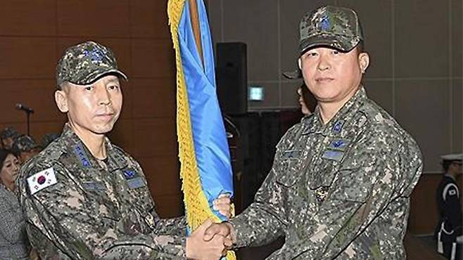 김진오 공군 소장(오른쪽)