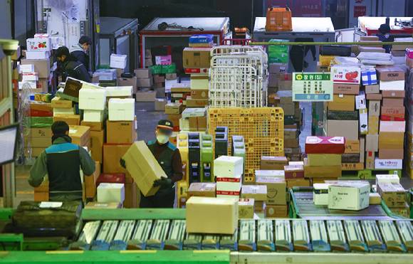 서울 광진구 동서울우편물류센터에서 작업자들이 택배 분류작업을 하고 있다. [사진=연합뉴스]