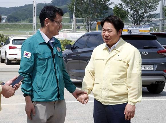 오세현 아산시장(오른쪽)이 홍종완 행안부 사회재난실장 등 실태조사단에게 수해 피해 규모를 설명하고 있다 [사진=아산시]