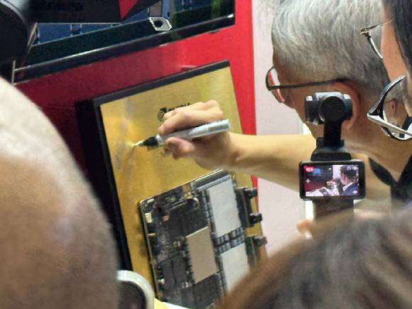 젠슨 황 엔비디아 CEO가 지난 5월 대만 타이베이 난강 전시관에서 개최된 '컴퓨텍스 2025'에서 SK하이닉스 부스를 찾아 전시된 HBM에 사인하고 있다. [사진=연합뉴스]