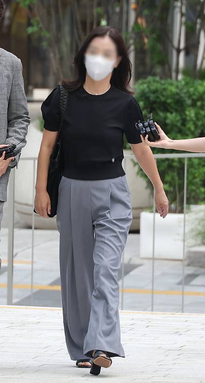 김건희 여사 일가의 집사로 알려진 김예성 씨 부인 정 모씨가 23일 서울 종로구 KT광화문빌딩에 마련된 김건희 여사 관련 의혹을 수사 중인 민중기 특별검사팀 사무실에 출석하고 있다. 2025.7.23 [사진=연합뉴스]