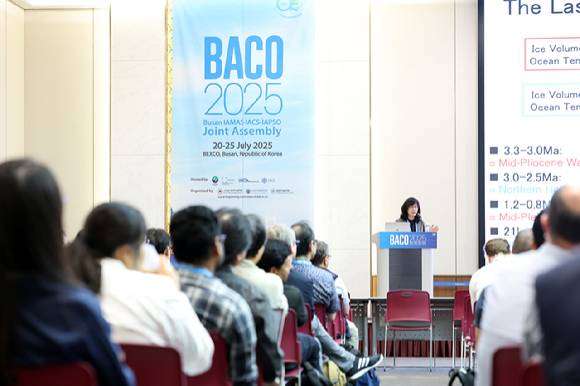 아야코 교수가 24일 부산 벡스코에서 열리고 있는 BACO-25에서 ‘기후변화에 따른 빙상-해빙 역학: 지질학적 과거 시대부터 미래까지’라는 주제로 강연하고 있다. [사진=BACO-25 조직위원회]