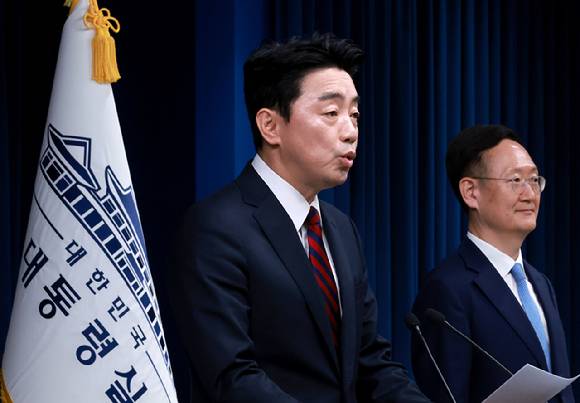 강훈식 대통령비서실장(왼쪽)이 24일 서울 용산 대통령실 청사에서 이날 열린 수석·보좌관 회의 등과 관련해 브리핑을 하고 있다. 강 비서실장 오른쪽은 배석한 봉욱 민정수석비서관. 2025.7.24 [사진=연합뉴스]