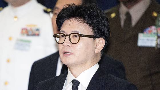 한동훈 국민의힘 전 대표가 지난달 29일 경기도 평택시 해군 2함대사령부 충무동산에서 열린 '제2연평해전 승전 23주년 기념식'에서 애국가를 제창하고 있다. 연합뉴스