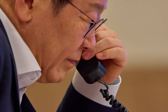 이재명 대통령이 지난 23일 서울 용산 대통령실 청사 집무실에서 울프 크리스터손(Ulf Kristersson) 스웨덴 총리와 전화 통화하고 있다. 뉴스1