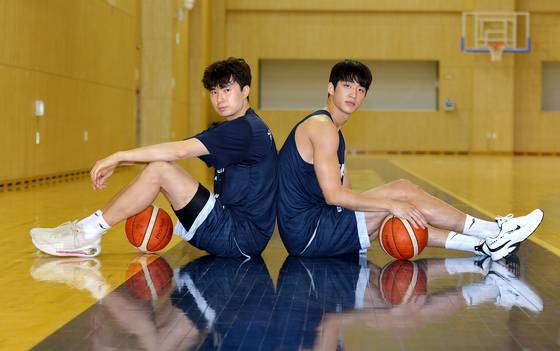 해외 생활을 통해 좌절을 맛 본 이현중(왼쪽)과 여준석은 대표팀 동료들과 경험을 공유해 동반 성장을 꿈꾼다. 김성태 객원기자