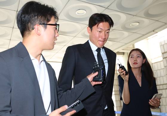 불법 촬영 혐의로 1심에서 징역 1년에 집행유예 2년을 선고받은 축구선수 황의조가 19일 서울 서초구 서울고등법원에서 열린 2심 첫 공판에 출석하고 있다. [연합뉴스]