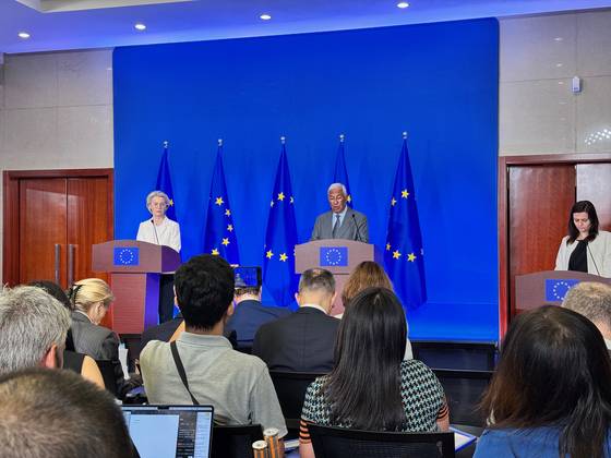 24일 베이징 유럽연합(EU) 대표부에서 우르줄라 폰데어라이엔(왼쪽) EU 집행위원회 위원장과 안토니오 코스타(오른쪽) EU 이사회 의장이 시진핑 중국 국가주석 및 리창 중국 총리와 가진 회담 결과를 설명하고 있다. 신경진 기자