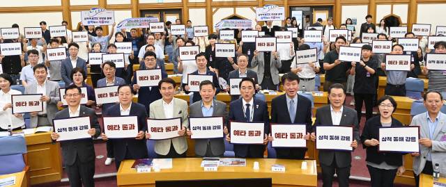 ▲ ‘삼척~동해~강릉 한반도 허리 고속화로 잇다-동해선 철도 고속화 국회 정책토론회’가 23일 국회 의원회관에서 강원도민일보 주관으로 열린 가운데 주최·주관측인 이철규 국회의원, 김진태 도지사, 경민현 강원도민일보 사장과 송언석 국민의힘 비상대책위원장, 박수현 국정기획위원회 국가균형성장특별위원장,  한기호·이양수·허영·박정하·유상범·최혁진 국회의원, 김시성 도의장, 박상수 삼척시장 등 강원도와 강릉시, 동해시, 삼척시 관계자들이 예비타당성 조사 통과를 외치고 있다.  서영 기자