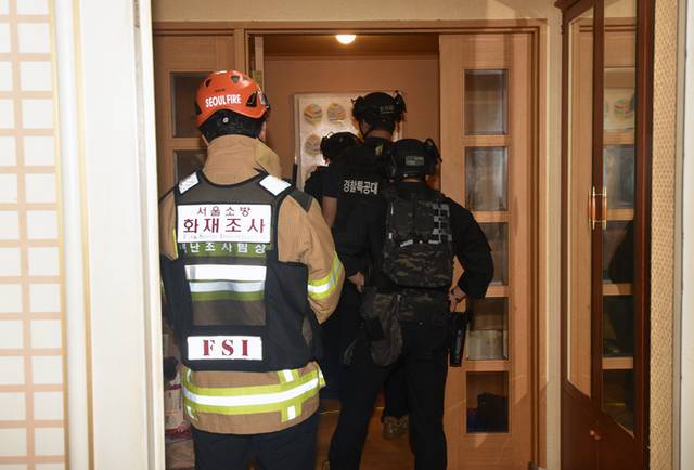 ▲ 지난 21일 ‘인천 사제총기 사건’ 피의자 자택 수색하는 경찰 [서울소방재난본부 제공. 재판매 및 DB 금지]