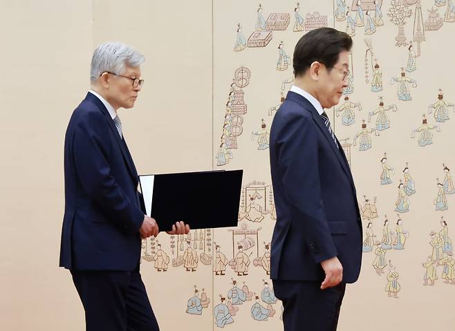 최동석 인사혁신처장이 23일 서울 용산 대통령실 청사에서 열린 신임 국무위원, 지방시대위원장 임명장 및 위촉장 수여식에서 이재명 대통령의 임명장 수여를 돕고 있다./ 사진=연합뉴스