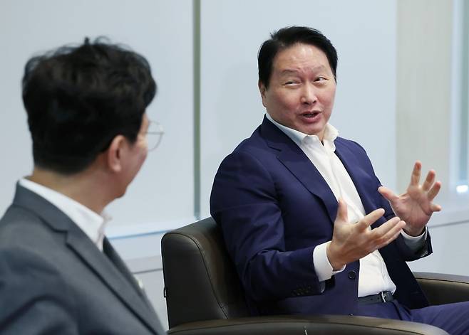 최태원 대한상공회의소 회장이 24일 서울 중구 대한상의에서 김영훈 고용노동부 장관과 만나 대화하고 있다.