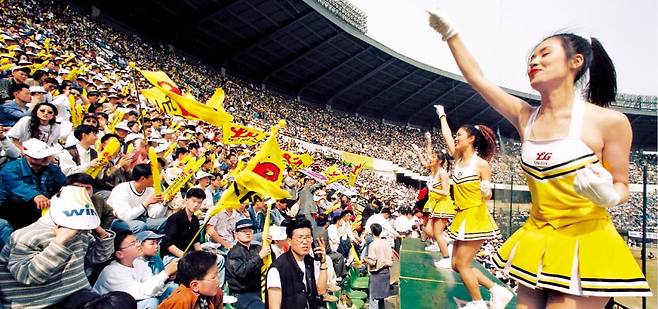 1995년 4월 15일 서울 잠실야구장에서 열린 프로야구 개막전. LG 트윈스와 삼성 라이온스의 경기에서 LG 치어리더가 응원하고 있다. 한경DB