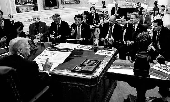 도널드 트럼프 미국 대통령이 22일(현지시간) 백악관 집무실에서 일본 아카자와 료세이 경제재생상과 협상을 진행하고 있다. 책상 위 문서에 일본의 대미투자액이 4000억달러에서 5000억달러로 수정되어 있다. /사진= 댄 스카비노 백악관 부비서실장 소셜미디어 X(엑스)