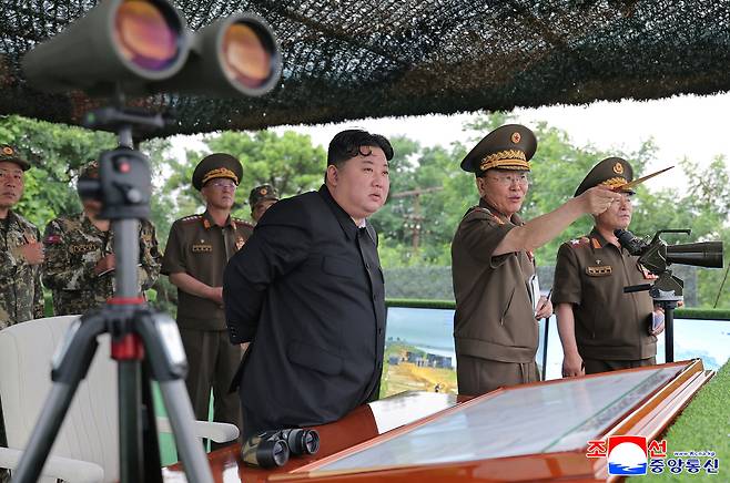 김정은 북한 국무위원장이 지난 23일 인민군 대연합부대 포병구분대들의 포사격 훈련 경기를 참관했다고 조선중앙통신이 24일 보도했다. 연합뉴스