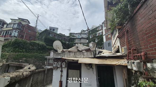 서울 중구 신당동 계단길에서 24일 바라본 신당9구역 일대. 사람이 살지 않는 빈집도 곳곳에 있었다. 류인하 기자