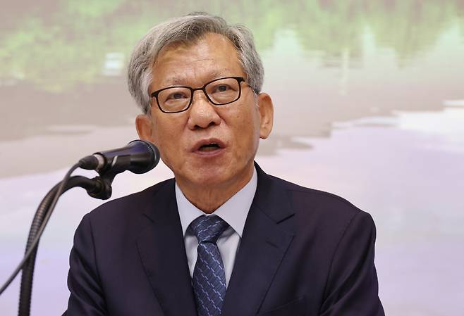 유홍준 신임 국립중앙박물관장이 24일 서울 용산구 국립중앙박물관에서 열린 기자간담회에서 앞으로 박물관 운영 포부에 대해 말하고 있다.    연합뉴스