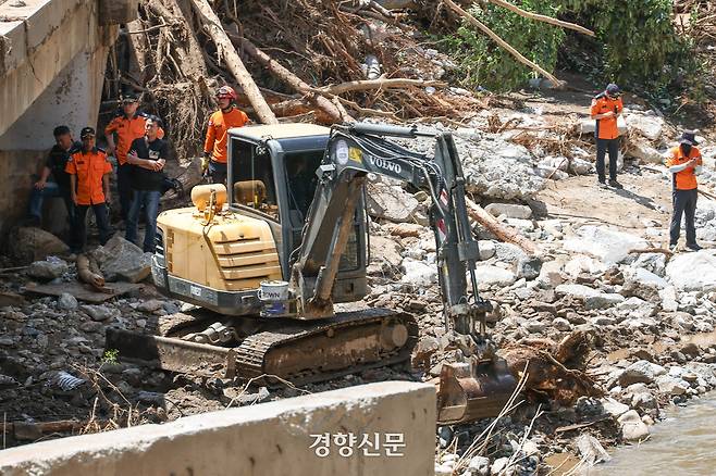 지난 22일 경기 가평군 조종면 마일리에서 관계자들이 실종자 수색 작업을 벌이고 있다. 가평 | 성동훈 기자