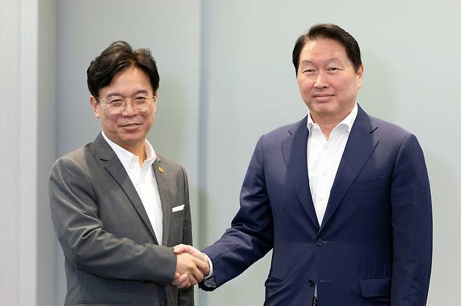 김영훈 고용노동부 장관(왼쪽)이 24일 서울 중구 대한상공회의소를 방문해 최태원 대한상의 회장과 악수하며 기념 촬영하고 있다. 연합뉴스