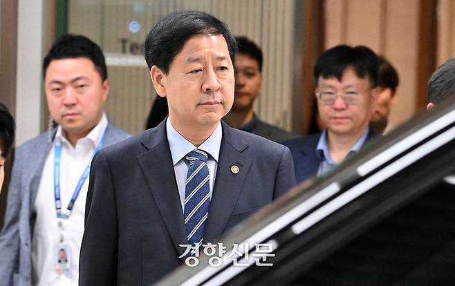 한미 관세협상차 미국으로 출국하려던 구윤철 경제부총리 겸 기획재정부 장관이 24일 미국 측의 갑작스런 회의 연기 통보를 받은 뒤 인천국제공항 제2터미널을 나서고 있다. 성동훈 기자