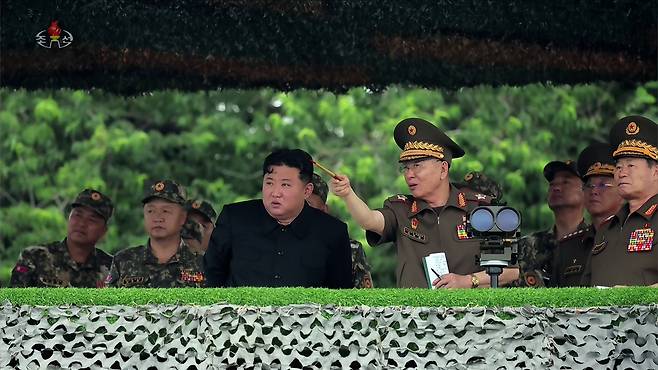 김정은 북한 국무위원장이 지난 23일 인민군 대연합부대 포병구분대들의 사격훈련경기를 참관했다고 조선중앙TV가 24일 보도했다. 조선중앙TV=연합뉴스