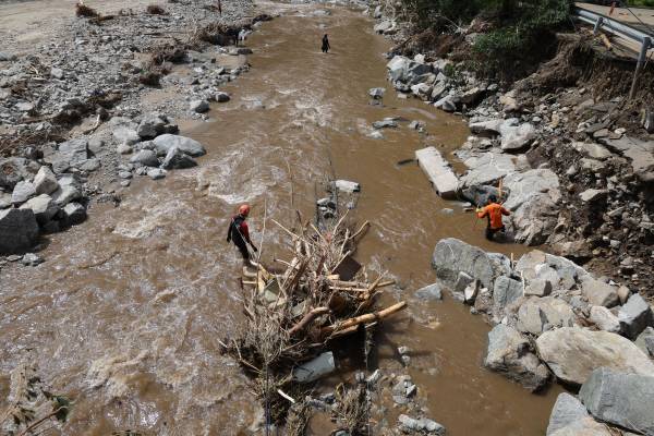 지난 22일 경기도 가평군 조종면 마일리에서 소방관들이 실종자 수색 작업을 벌이고 있다. 연합뉴스