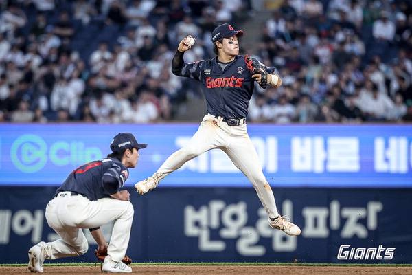 롯데 한태양이 올 시즌 공수에서 가파른 성장세를 보이며 주전 선수로 도약하고 있다.  롯데 자이언츠 제공